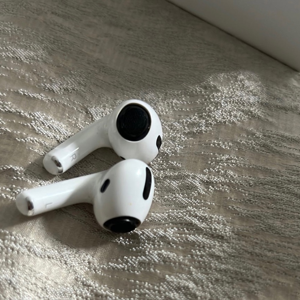 - Apple AirPods Pro Like new - Picture 4 of 6